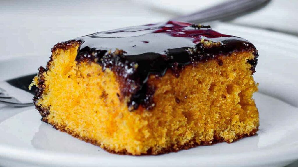 Bolo de Cenoura com Cobertura de Chocolate Amargo